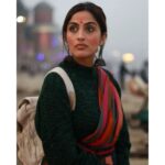 Monica Khanna Instagram - बैठे जो अस्सी घाट पर बनारस में यूं दिन गुज़र गए न तेरा इश्क याद रहा तेरी बातें भी भूल गए।। Captured by - @jerrypundkar( i have the best photographer in the world) Thankyou for being so supportive n incredible... #banaras #varanasi #kashi #india #banarasi #varanasidiaries #uttarpradesh #photography #instagram #ganga #mahadev #incredibleindia #varanasighats #ghat #banarasiya #bhu #love #varanasiindia #banarasisaree #travel #instagood #delhi #sareelove #mumbai #saree #lucknow #assighat #photooftheday #assighat #chanderi