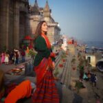 Monica Khanna Instagram - हर ठाट – बाट बना_रसिया सुकून की हर घाट बना_रसिया मन में विस्वाश बना_रसिया दिल के जज्बात बना_रसिया। Pic courtesy - @varanasipic #banaras #varanasi #kashi #india #banarasi #varanasidiaries #uttarpradesh #photography #instagram #ganga #mahadev #incredibleindia #varanasighats #ghat #banarasiya #bhu #love #varanasiindia #banarasisaree #travel #instagood #delhi #sareelove #mumbai #saree #lucknow #assighat #photooftheday #varanasipic Kashi (Banaras), UP