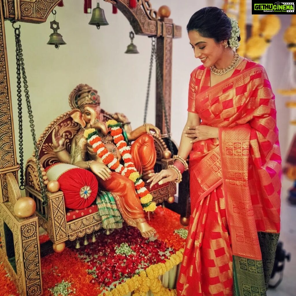 Monica Khanna Instagram - जिसने तुम्हे चाहा नहीं मांगा नहीं उसे तुम मिल जाओ ये इंसाफ थोड़ी है।।😅😂 क्यों बप्पा सही कहा ना???🌻🌻🌻 📸-@framingmemories #shaadi #wedding #indianwedding #indian #shaadisaga #weddingphotography #mehndi #love #shaadiseason #weddings #marathiwedding #weddingsutra #indianweddings #weddinginspiration #weddingseason #marriage #india #fashion #weddingdress #destinationwedding #weddingdecor #makeup #mehendi #narathiwedding #makeup Iskon Temple Juhu Beach