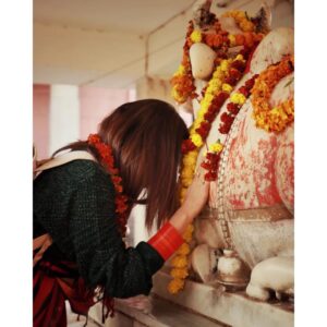Monica Khanna Instagram - बैठे जो अस्सी घाट पर 
बनारस में यूं दिन गुज़र गए 
न तेरा इश्क याद रहा
तेरी बातें भी भूल गए।।

Captured by - @jerrypundkar( i have the best photographer in the world)
Thankyou for being so supportive n incredible... 

#banaras #varanasi #kashi #india #banarasi #varanasidiaries #uttarpradesh #photography #instagram #ganga #mahadev #incredibleindia #varanasighats #ghat #banarasiya #bhu #love #varanasiindia #banarasisaree #travel #instagood #delhi #sareelove #mumbai #saree #lucknow #assighat #photooftheday #assighat #chanderi