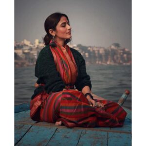 Monica Khanna Instagram - बैठे जो अस्सी घाट पर 
बनारस में यूं दिन गुज़र गए 
न तेरा इश्क याद रहा
तेरी बातें भी भूल गए।।

Captured by - @jerrypundkar( i have the best photographer in the world)
Thankyou for being so supportive n incredible... 

#banaras #varanasi #kashi #india #banarasi #varanasidiaries #uttarpradesh #photography #instagram #ganga #mahadev #incredibleindia #varanasighats #ghat #banarasiya #bhu #love #varanasiindia #banarasisaree #travel #instagood #delhi #sareelove #mumbai #saree #lucknow #assighat #photooftheday #assighat #chanderi