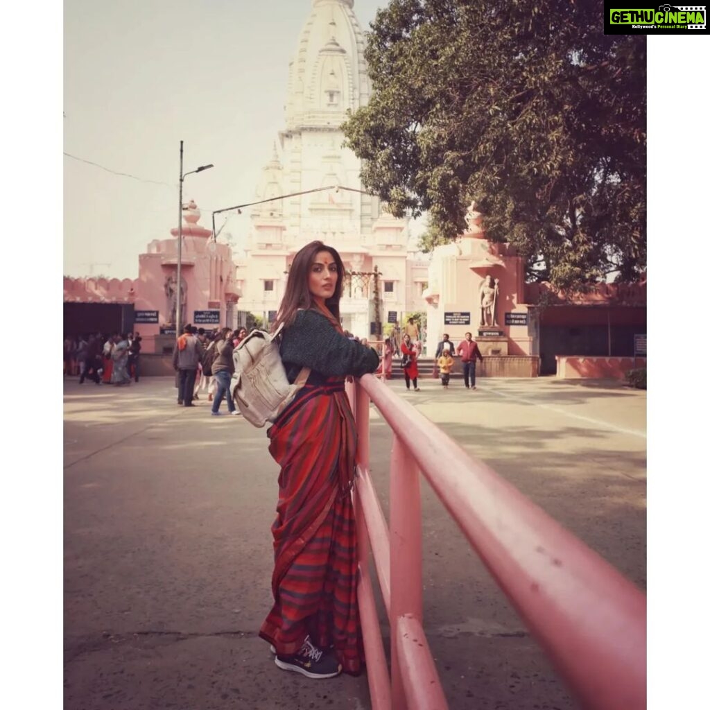 Monica Khanna Instagram - बैठे जो अस्सी घाट पर बनारस में यूं दिन गुज़र गए न तेरा इश्क याद रहा तेरी बातें भी भूल गए।। Captured by - @jerrypundkar( i have the best photographer in the world) Thankyou for being so supportive n incredible... #banaras #varanasi #kashi #india #banarasi #varanasidiaries #uttarpradesh #photography #instagram #ganga #mahadev #incredibleindia #varanasighats #ghat #banarasiya #bhu #love #varanasiindia #banarasisaree #travel #instagood #delhi #sareelove #mumbai #saree #lucknow #assighat #photooftheday #assighat #chanderi