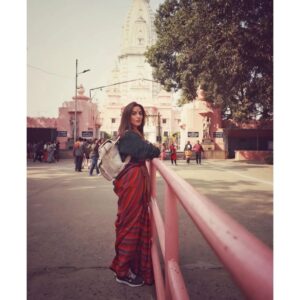 Monica Khanna Instagram - बैठे जो अस्सी घाट पर 
बनारस में यूं दिन गुज़र गए 
न तेरा इश्क याद रहा
तेरी बातें भी भूल गए।।

Captured by - @jerrypundkar( i have the best photographer in the world)
Thankyou for being so supportive n incredible... 

#banaras #varanasi #kashi #india #banarasi #varanasidiaries #uttarpradesh #photography #instagram #ganga #mahadev #incredibleindia #varanasighats #ghat #banarasiya #bhu #love #varanasiindia #banarasisaree #travel #instagood #delhi #sareelove #mumbai #saree #lucknow #assighat #photooftheday #assighat #chanderi