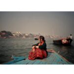 Monica Khanna Instagram - बैठे जो अस्सी घाट पर बनारस में यूं दिन गुज़र गए न तेरा इश्क याद रहा तेरी बातें भी भूल गए।। Captured by - @jerrypundkar( i have the best photographer in the world) Thankyou for being so supportive n incredible... #banaras #varanasi #kashi #india #banarasi #varanasidiaries #uttarpradesh #photography #instagram #ganga #mahadev #incredibleindia #varanasighats #ghat #banarasiya #bhu #love #varanasiindia #banarasisaree #travel #instagood #delhi #sareelove #mumbai #saree #lucknow #assighat #photooftheday #assighat #chanderi