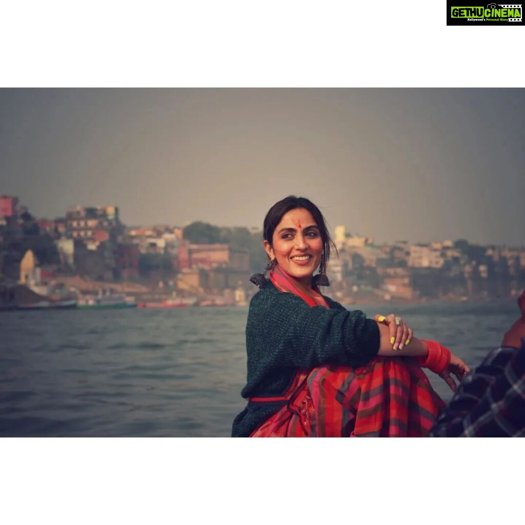 Monica Khanna Instagram - बैठे जो अस्सी घाट पर बनारस में यूं दिन गुज़र गए न तेरा इश्क याद रहा तेरी बातें भी भूल गए।। Captured by - @jerrypundkar( i have the best photographer in the world) Thankyou for being so supportive n incredible... #banaras #varanasi #kashi #india #banarasi #varanasidiaries #uttarpradesh #photography #instagram #ganga #mahadev #incredibleindia #varanasighats #ghat #banarasiya #bhu #love #varanasiindia #banarasisaree #travel #instagood #delhi #sareelove #mumbai #saree #lucknow #assighat #photooftheday #assighat #chanderi
