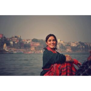 Monica Khanna Instagram - बैठे जो अस्सी घाट पर 
बनारस में यूं दिन गुज़र गए 
न तेरा इश्क याद रहा
तेरी बातें भी भूल गए।।

Captured by - @jerrypundkar( i have the best photographer in the world)
Thankyou for being so supportive n incredible... 

#banaras #varanasi #kashi #india #banarasi #varanasidiaries #uttarpradesh #photography #instagram #ganga #mahadev #incredibleindia #varanasighats #ghat #banarasiya #bhu #love #varanasiindia #banarasisaree #travel #instagood #delhi #sareelove #mumbai #saree #lucknow #assighat #photooftheday #assighat #chanderi