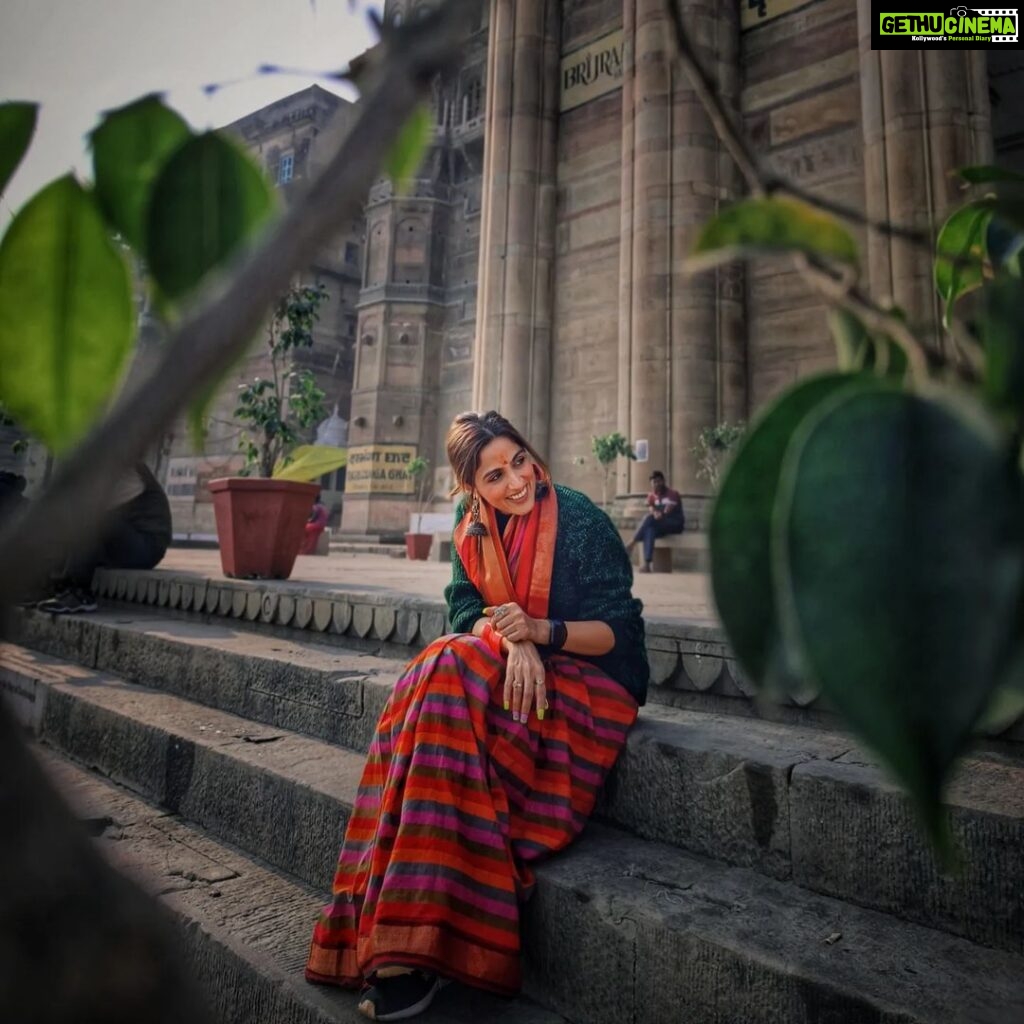 Monica Khanna Instagram - हर ठाट – बाट बना_रसिया सुकून की हर घाट बना_रसिया मन में विस्वाश बना_रसिया दिल के जज्बात बना_रसिया। Pic courtesy - @varanasipic #banaras #varanasi #kashi #india #banarasi #varanasidiaries #uttarpradesh #photography #instagram #ganga #mahadev #incredibleindia #varanasighats #ghat #banarasiya #bhu #love #varanasiindia #banarasisaree #travel #instagood #delhi #sareelove #mumbai #saree #lucknow #assighat #photooftheday #varanasipic Kashi (Banaras), UP
