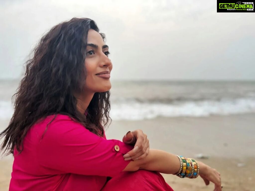 Monica Khanna Instagram - एक अरसा लगा हमें समझने में फर्क है मोहब्बत करने और कहने में।। गुलज़ार 🌻 #shayari #instagood #instapic #photooftheday #mohabbat Mumbai, Maharashtra