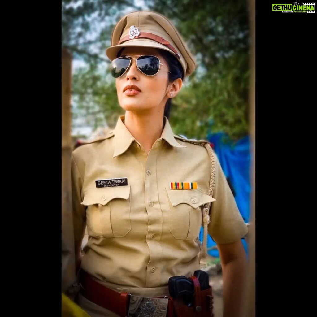 Monica Khanna Instagram - वर्दी वाली🇮🇳 Itni khoobsurat pictures kheechne Wale Hain -@manishmischief #police #uppolice #uniform #onduty #instagood #instapic #policeofficer #lawandorder #instagram Unnao, Uttar Pradesh
