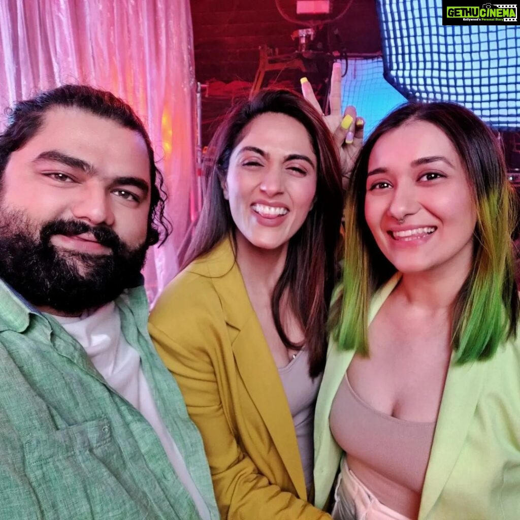 Monica Khanna Instagram - Met these two beautiful souls while shooting.... It took a time to know each other but later the way we clicked we were crazy jumping jacks... So nice to meet you both @iamkavindave( you are such a amazing human) @padminitomaar (you are stunning with your green hair...) #tvc #recentwork #pintola #love #instagood #instapic #thursdaythrowback Mumbai, Maharashtra