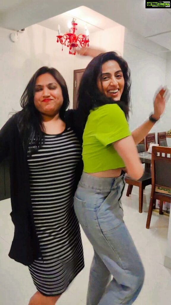 Monica Khanna Instagram - Aaj kal ye trend mein hai na???? #trending #reels #trendingreels #bff #friendship @chhayachouhan you were the cutest... DOP -@hardiksangani India