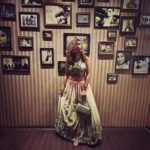 Monica Khanna Instagram - कदम कदम मिलाये जा गगन गगन झुकाए जा रख हौसला कर फैसला तुझे वक़्त बदलना है डर ना तू बंदेया रुक ना तू बंदेया राह पे चल बंदेया 📸@hardiksangani #viral #photography #mehndi #outfits #mumbai #photooftheday Juhu Gymkhana