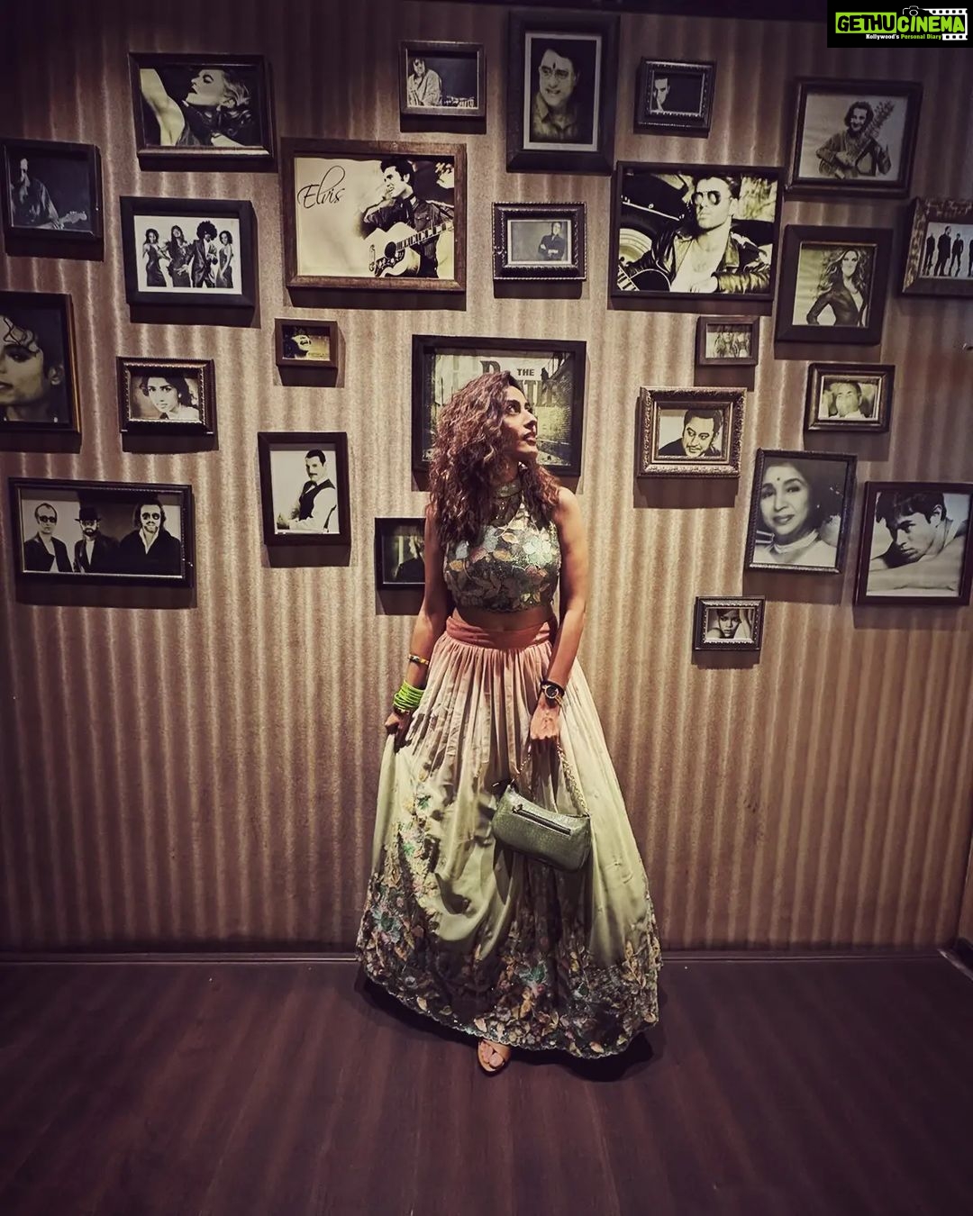 Monica Khanna Instagram - कदम कदम मिलाये जा गगन गगन झुकाए जा रख हौसला कर फैसला तुझे वक़्त बदलना है डर ना तू बंदेया रुक ना तू बंदेया राह पे चल बंदेया 📸@hardiksangani #viral #photography #mehndi #outfits #mumbai #photooftheday Juhu Gymkhana