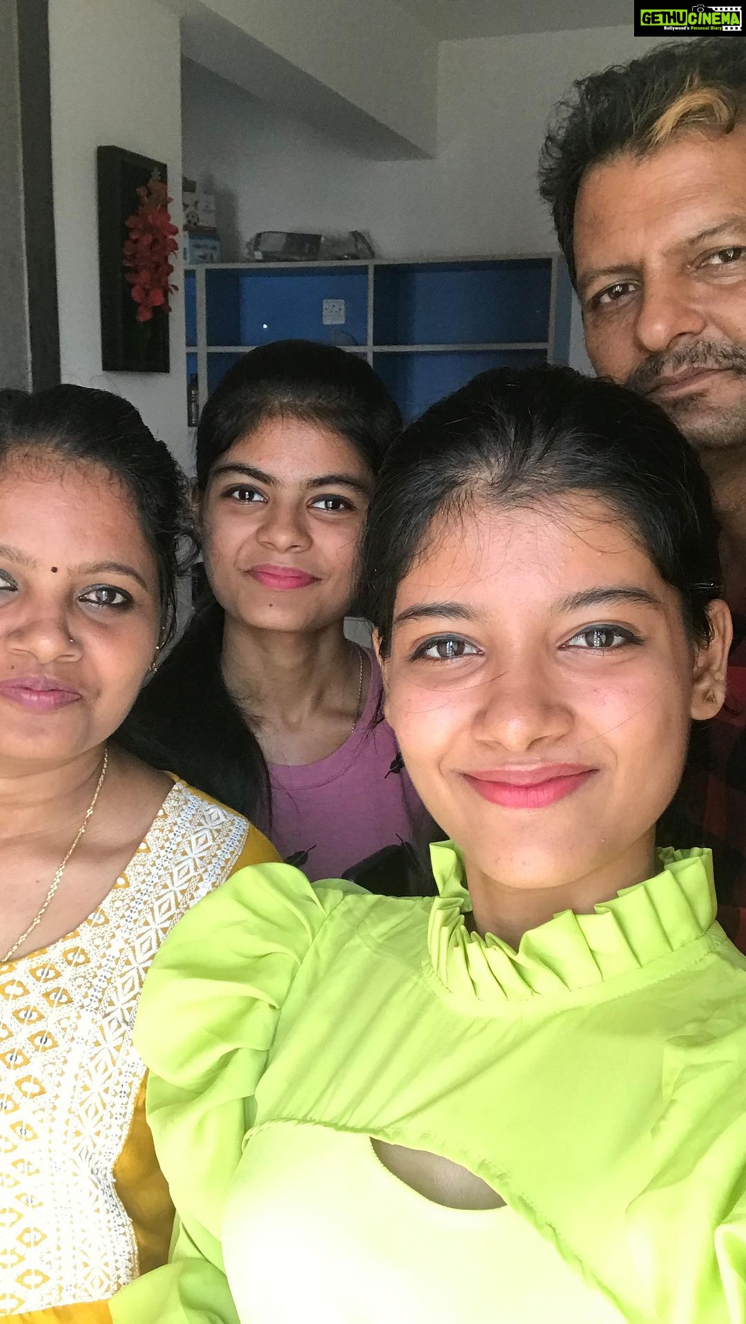 Monisha Blessy Instagram - Late to the trend 😅😂 Ps : Family reelu afta very loooong time 😀🧿❤️