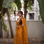 Monisha Blessy Instagram - மாலை பொழுதின் மயக்கத்திலே…🧡 📸 : @storiesofmandee 💥 Mua : @shobsmakeover 🫶🏻 Hairdo : @noormakeup_mehndi ♥️ Blouse : @poorthi_boutique ✨