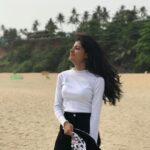 Monisha Blessy Instagram - 🌊🌴❤️ Kerala issa vibeee😍 Pc: @arun.aryan26 🐒 Varkala Beach Kerala
