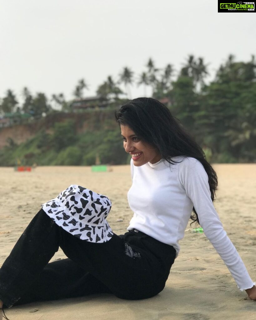 Monisha Blessy Instagram - 🌊🌴❤️ Kerala issa vibeee😍 Pc: @arun.aryan26 🐒 Varkala Beach Kerala