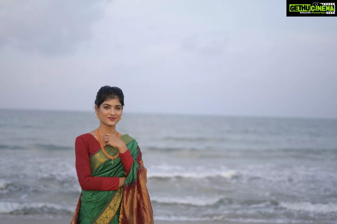 Monisha Blessy Instagram - Sea(e)🌊 me 👀 Definitely a magicalll team 😍✨ Muah : @glam_up_by_keerthana Besttt💯 Hair : @saaraah_hairdo perfect❣️ Saree :@godavari_handlooms Beautiful handloom saree🥺❤️ @i_m_pj_69 📸 : @vijay_aathi_click Best shots 🔥