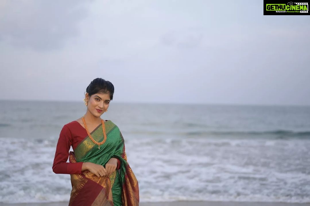 Monisha Blessy Instagram - Sea(e)🌊 me 👀 Definitely a magicalll team 😍✨ Muah : @glam_up_by_keerthana Besttt💯 Hair : @saaraah_hairdo perfect❣️ Saree :@godavari_handlooms Beautiful handloom saree🥺❤️ @i_m_pj_69 📸 : @vijay_aathi_click Best shots 🔥