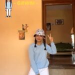 Monisha Blessy Instagram - Get Ready With Me 😁💙 Indha song mandaikulla oditae erukku🤍😅