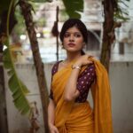 Monisha Blessy Instagram - மாலை பொழுதின் மயக்கத்திலே…🧡 📸 : @storiesofmandee 💥 Mua : @shobsmakeover 🫶🏻 Hairdo : @noormakeup_mehndi ♥️ Blouse : @poorthi_boutique ✨