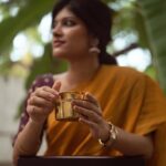 Monisha Blessy Instagram - மாலை பொழுதின் மயக்கத்திலே…🧡 📸 : @storiesofmandee 💥 Mua : @shobsmakeover 🫶🏻 Hairdo : @noormakeup_mehndi ♥️ Blouse : @poorthi_boutique ✨