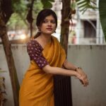 Monisha Blessy Instagram - மாலை பொழுதின் மயக்கத்திலே…🧡 📸 : @storiesofmandee 💥 Mua : @shobsmakeover 🫶🏻 Hairdo : @noormakeup_mehndi ♥️ Blouse : @poorthi_boutique ✨