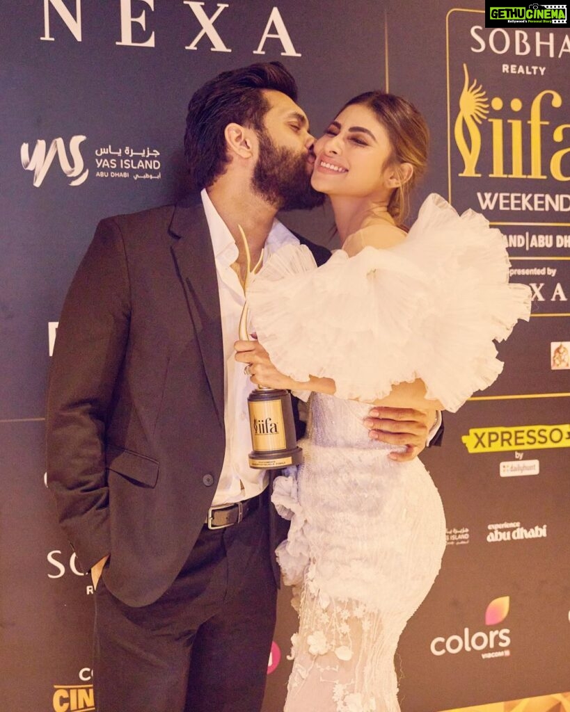 Mouni Roy Instagram - Holding the most prestigious award with the joy and light of my life. Thank you @iifa family for this incredible honour🤍 #brahamastra ॐ नमः शिवाय Abu Dhabi, United Arab Emirates