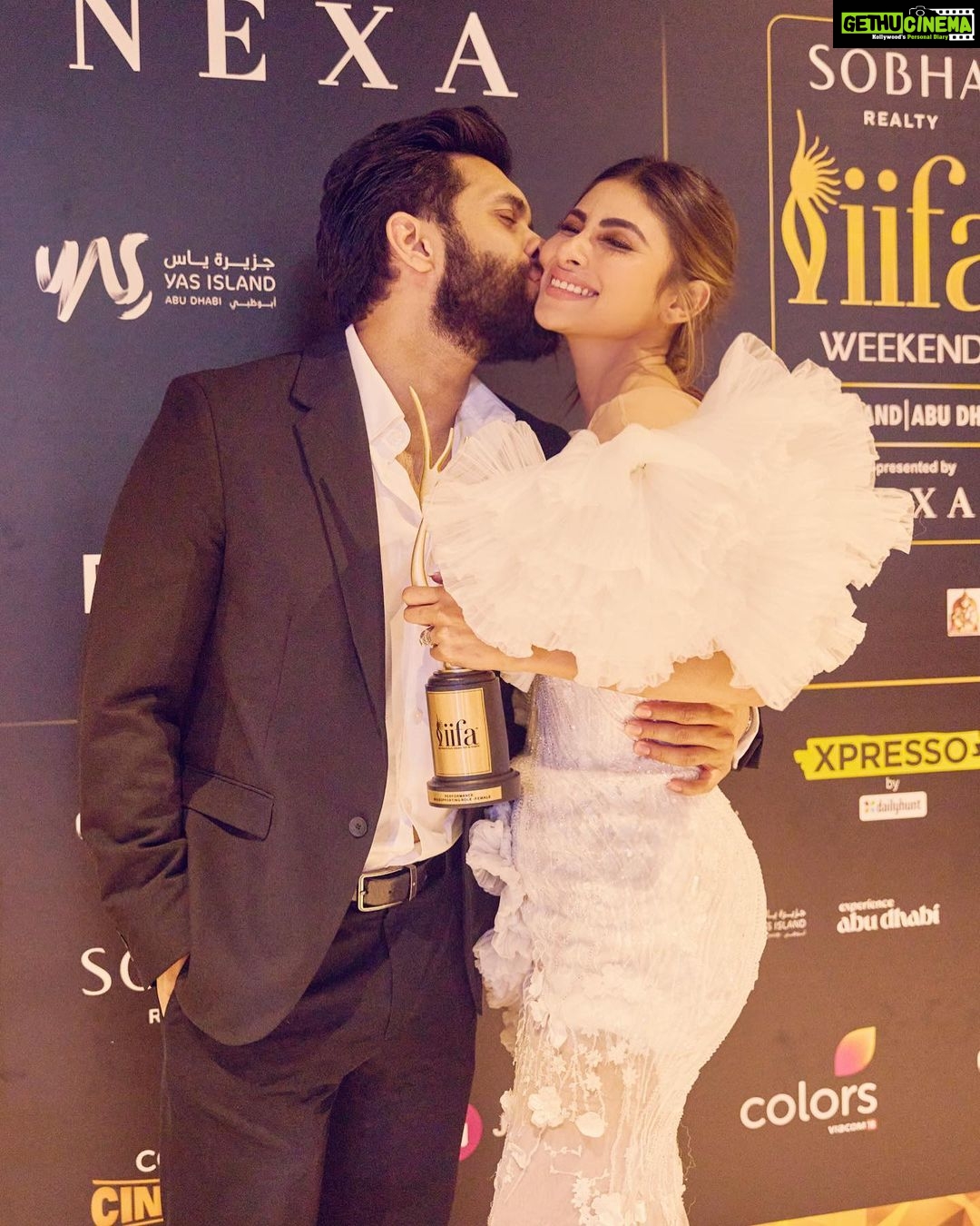 Mouni Roy Instagram - Holding the most prestigious award with the joy and light of my life. Thank you @iifa family for this incredible honourđ¤ #brahamastra āĨ ā¤¨ā¤Žā¤ ā¤ļā¤ŋā¤ĩā¤žā¤¯ Abu Dhabi, United Arab Emirates