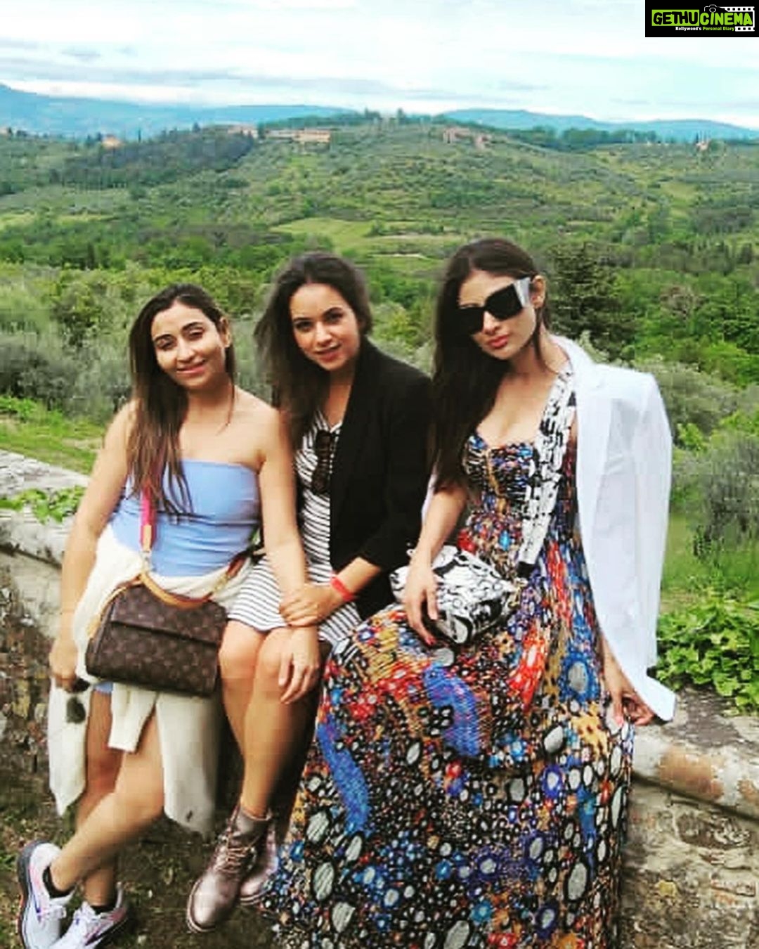 Mouni Roy Instagram - Dancing on the tree tops happy… Firenze, Italy