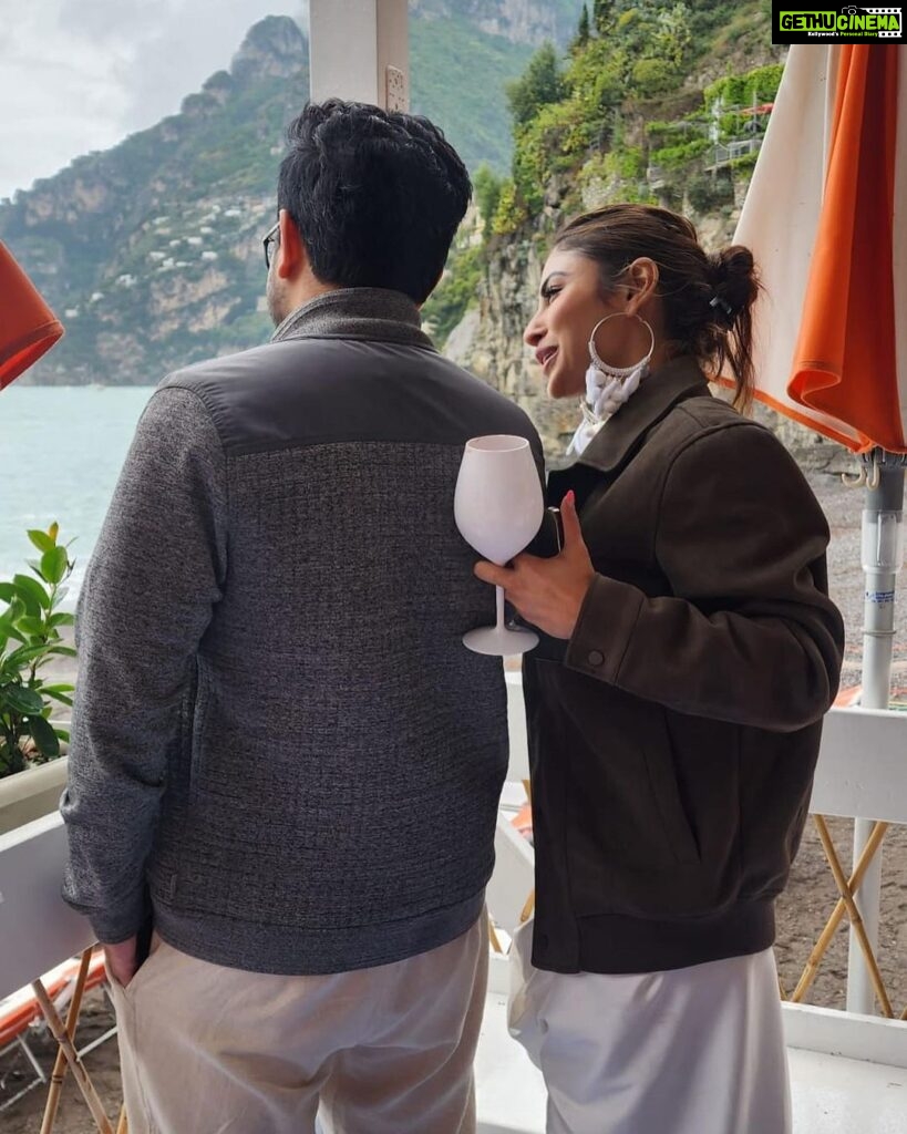 Mouni Roy Instagram - La familia 🌎❤️ Capri, Italy