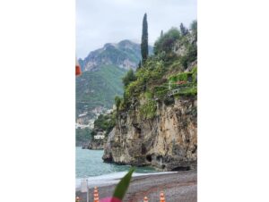 Mouni Roy Instagram - And the very air tastes like vino…. • • • @tizzi.official @rishika_devnani @stylebyvanshika Capri, Italy