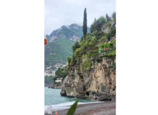 Mouni Roy Instagram - And the very air tastes like vino…. • • • @tizzi.official @rishika_devnani @stylebyvanshika Capri, Italy