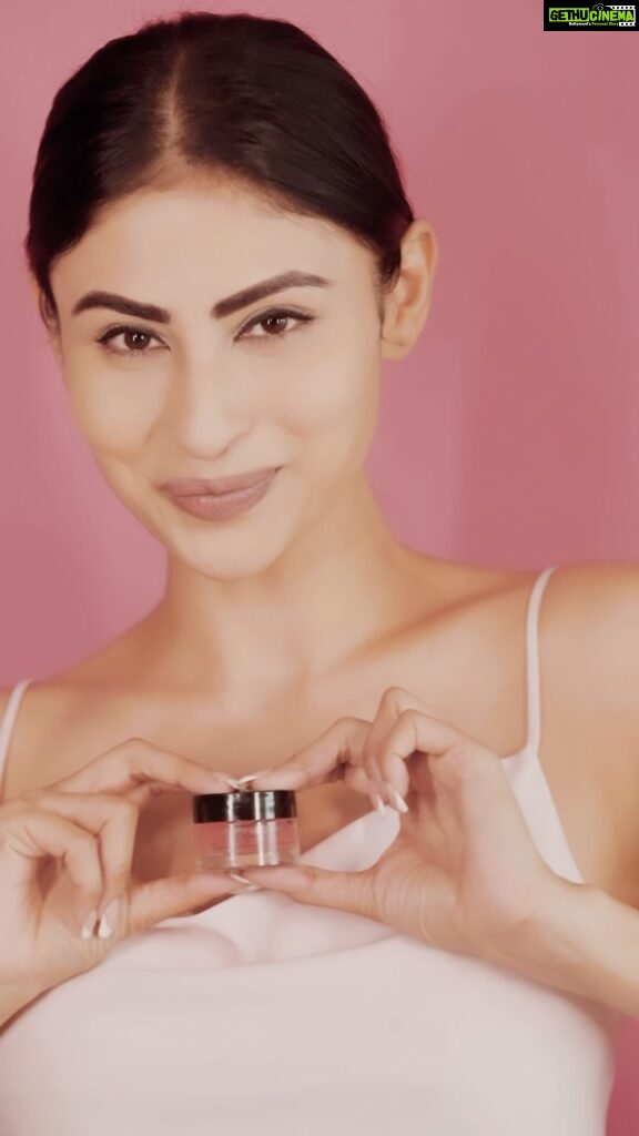 Mouni Roy Instagram - Get filter-like skin instantly with @reneeofficial Bollywood Filter. ✅Blurs blemishes, wrinkles & pores ✅Mattifies & evens out the skin ✅Reduces excess oil ✅Lightweight & non-sticky #ReneeCosmetics #BollywoodFilter #ReneeEveryday #LongLasting #hydrating #matteprimer #matteskin #ad