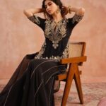 Mouni Roy Instagram - Grateful for it all 💫 In one of favourite @payalsinghal s creations 🖤