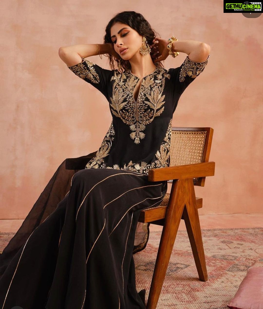 Mouni Roy Instagram - Grateful for it all 💫 In one of favourite @payalsinghal s creations 🖤