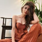 Mouni Roy Instagram - “Il n’est rien de réel que le rêve et l’amour” • • • @guaparesortwear @rishika_devnani @stylebyvanshika