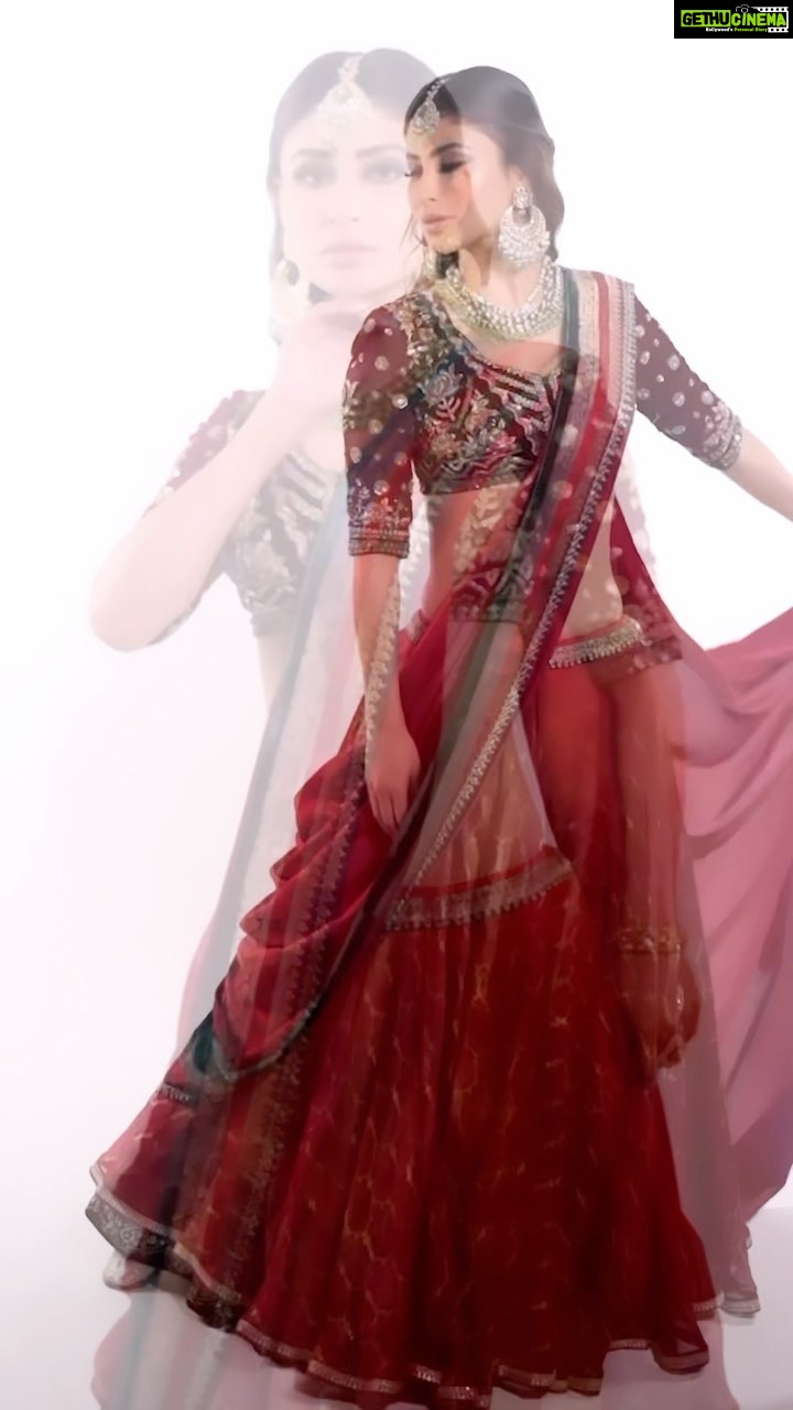 Mouni Roy Instagram - Anarkali ki adah ya Nur Jahan ka jazbaa, aap kiske deewane hai? @zee5 @manish_kalra_ @nimishalok @contiloepictures @roopali78 #TAJonZEE5