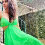 Mouni Roy Instagram - Coasting through life 🌝 🏝️ • • • @sonaakshiraaj @rishika_devnani @stylebyvanshika
