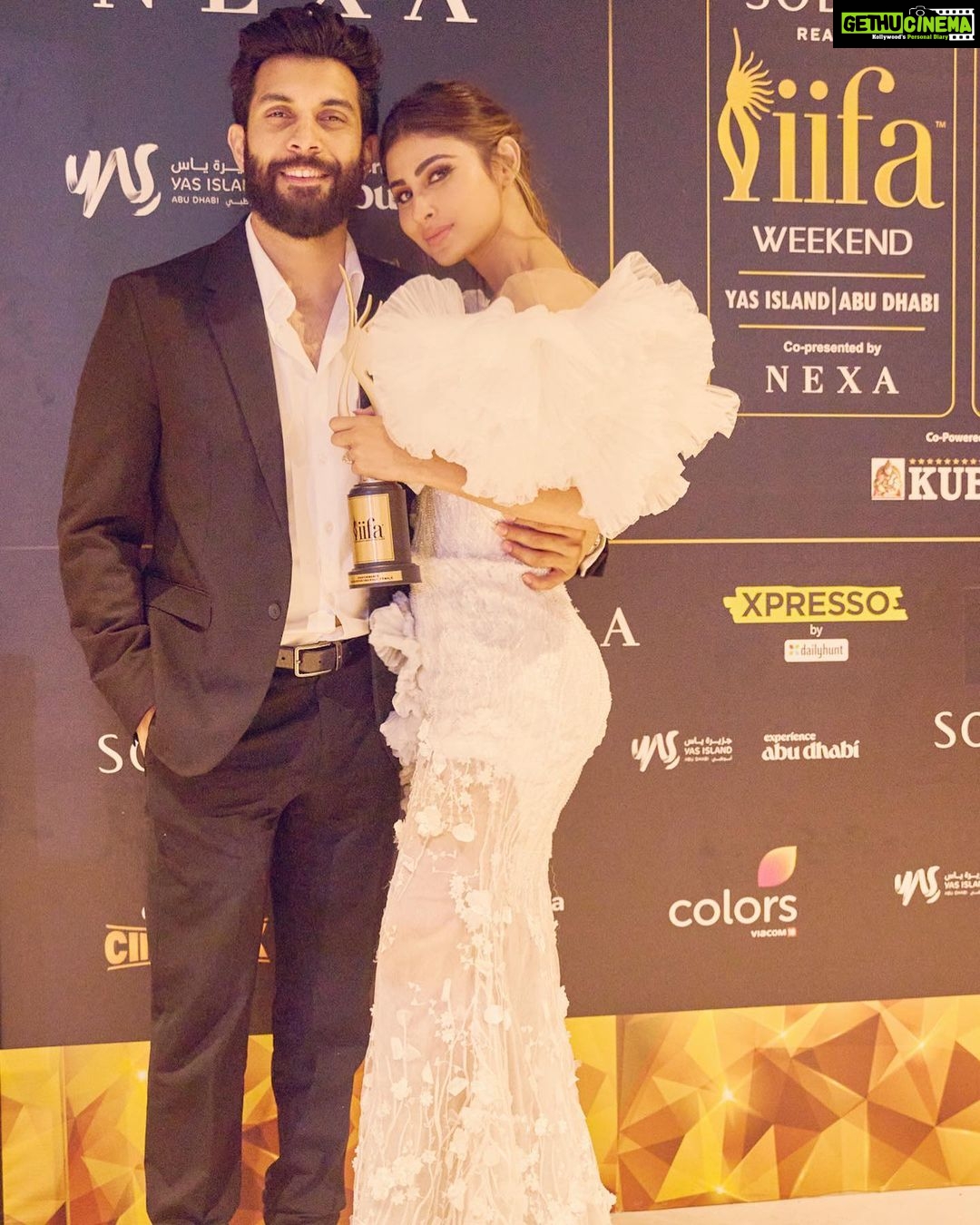Mouni Roy Instagram - Holding the most prestigious award with the joy and light of my life. Thank you @iifa family for this incredible honourđ¤ #brahamastra āĨ ā¤¨ā¤Žā¤ ā¤ļā¤ŋā¤ĩā¤žā¤¯ Abu Dhabi, United Arab Emirates