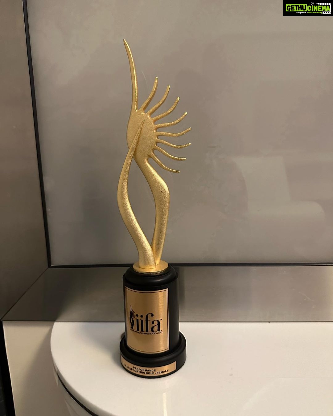 Mouni Roy Instagram - Holding the most prestigious award with the joy and light of my life. Thank you @iifa family for this incredible honourđ¤ #brahamastra āĨ ā¤¨ā¤Žā¤ ā¤ļā¤ŋā¤ĩā¤žā¤¯ Abu Dhabi, United Arab Emirates