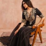 Mouni Roy Instagram - Grateful for it all 💫 In one of favourite @payalsinghal s creations 🖤