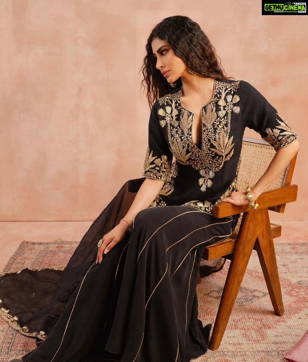Mouni Roy Instagram - Grateful for it all 💫 In one of favourite @payalsinghal s creations 🖤