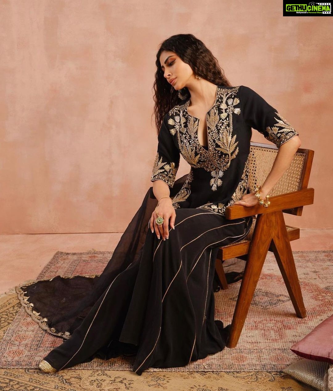 Mouni Roy Instagram - Grateful for it all 💫 In one of favourite @payalsinghal s creations 🖤