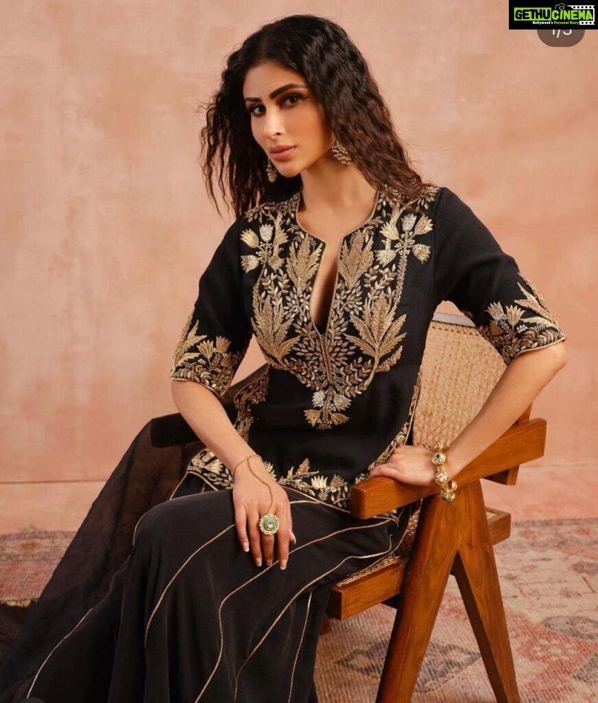 Mouni Roy Instagram - Grateful for it all 💫 In one of favourite @payalsinghal s creations 🖤
