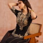 Mouni Roy Instagram - Grateful for it all 💫 In one of favourite @payalsinghal s creations 🖤