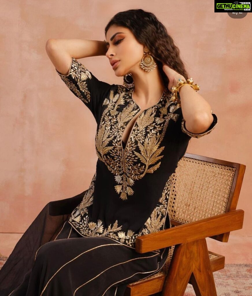 Mouni Roy Instagram - Grateful for it all 💫 In one of favourite @payalsinghal s creations 🖤