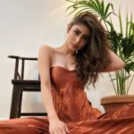Mouni Roy Instagram - “Il n’est rien de réel que le rêve et l’amour” • • • @guaparesortwear @rishika_devnani @stylebyvanshika