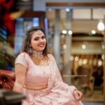 Mridula Vijay Instagram - Let me distract you 😉 Costume @ahamboutique Jwellers @parakkat.jewels Photography @akin_paduva_photography