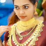 Mridula Vijay Instagram – If you don’t know jewelry, know the jeweler. Trendy kerala style jewellery collections @joscojewellers